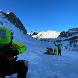 I soccorsi agli scialpinisti coinvolti nella valanga verificatasi venerdì sulle montagne di Acceglio