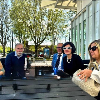 Carla Bonino e Giuseppe Steffanino, ex sindaca e vice di Vezza d'Alba, insieme ai legali Marco Calosso, Marta Giovannini e Silvia Calzolaro