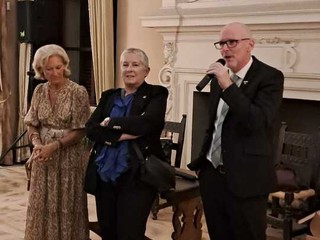 Al microfono David Mitchell, sindaco di Bridgewater. Al suo fianco la sindaca di Cuneo, Patrizia Manassero. La Città canadese ospiterà il raduno del 2028 Al microfono David Mitchell, sindaco di Bridgewater. Al suo fianco la sindaca di Cuneo, Patrizia Manassero. La Città canadese ospiterà il raduno del 2028