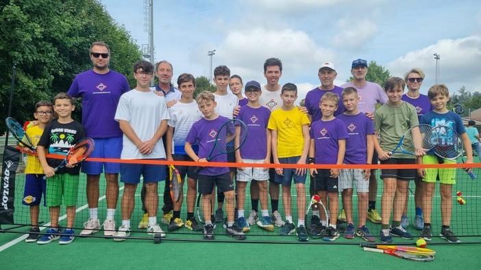 Antonio Puci del Match Ball di Bra, insieme a piccoli appassionati