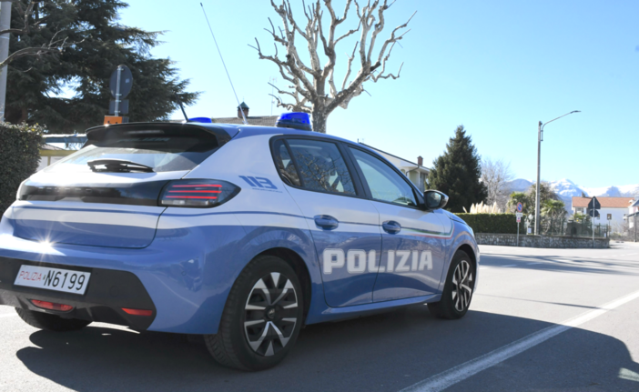 Controlli straordinari della Polizia a Cuneo e Borgo San Dalmazzo: identificate 250 persone, sanzioni per un esercizio commerciale Controlli straordinari della Polizia a Cuneo e Borgo San Dalmazzo: identificate 250 persone, sanzioni per un esercizio commerciale