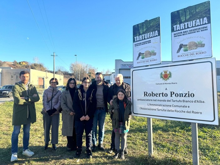 Nella foto di famiglia il figlio del Cavalier Roberto Ponzio, avvocato Roberto, insieme ai nipoti – Matteo, Roberta e relativi consorti – e ai pronipoti Nella foto di famiglia il figlio del Cavalier Roberto Ponzio, avvocato Roberto, insieme ai nipoti – Matteo, Roberta e relativi consorti – e ai pronipoti