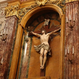 In foto Cristo crocifisso, chiesa dei Battuti Bianchi, a Bra