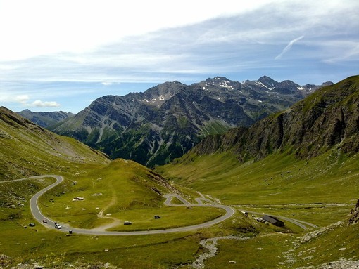 Una veduta panoramica della strada del Colle dell'Agnello (foto Provincia di Cuneo) Una veduta panoramica della strada del Colle dell'Agnello (foto Provincia di Cuneo)