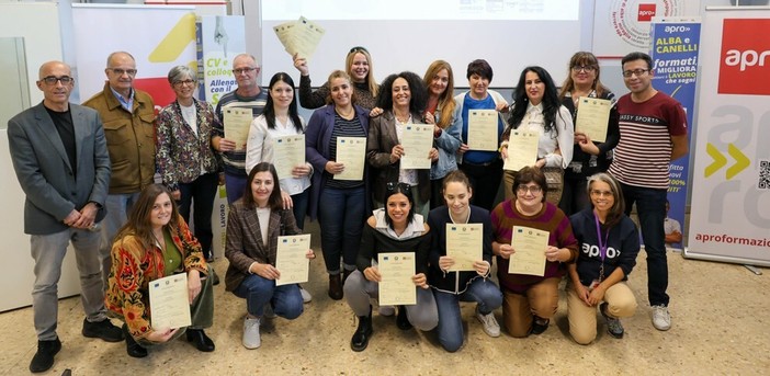 La consegna degli attestati a chi ha frequentato gli ultimi corsi di Apro