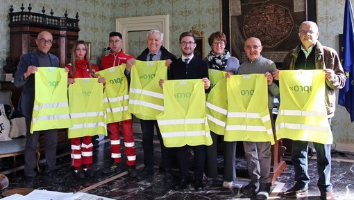 Apro Formazione dona cento gilet catarifrangenti: ad Alba un gesto concreto per la sicurezza dei giovani migranti