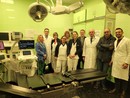 Savigliano è il primo ospedale pubblico in Piemonte e il settimo in Italia a possedere questa tecnologia. Nella foto l'équipe di Urologia col presidente degli Amici dell'Ospedale Valerio Maccagno