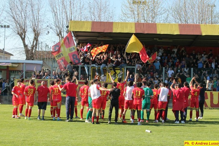 Un'immagine dell'aprile scorso: i giocatori del Bra festeggiano la promozione in Serie C davanti ai propri tifosi Un'immagine dell'aprile scorso: i giocatori del Bra festeggiano la promozione in Serie C davanti ai propri tifosi