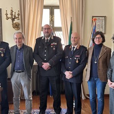 Da sinistra il vicecomandante della Polizia Locale Mussetto, il sindaco Fogliato, il colonnello Repetto, il comandante Detoma, la segretaria generale Basso, l'assessora Amato