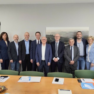Nella foto, da sinistra, presenti all’incontro: l’amministratore delegato di Symed e del Poliambulatorio San Paolo di Alba, Luciano Cane, il vice direttore ACA Silvia Anselmo, il direttore di Ascom Fossano Paolo Germiniasi, il direttore di Ascom Savigliano e vice presidente Symed Giulio Giletta, il direttore ACA Fabrizio Pace, il presidente Symed Camillo Scimone, il direttore di Ascom Bra e vice presidente Symed Luigi Barbero, il presidente ACA Giuliano Viglione, il responsabile commerciale Symed Federico Borsotto, la funzionaria di Ascom Bra Luisa Mazzucato e Agostino Gribaudo, già presidente di Ascom Savigliano.
