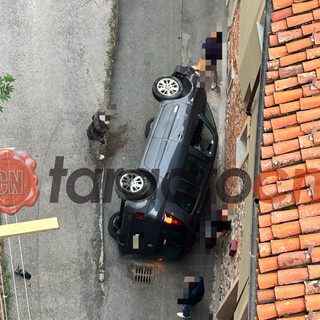 Mondovì, auto senza conducente prende velocità e si ribalta in vicolo Pizzo