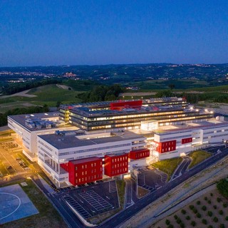 Un'immagine notturna del nuovo ospedale Un'immagine notturna del nuovo ospedale