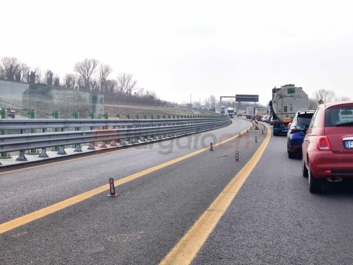 Code sull’autostrada Asti-Cuneo per un camion guasto all’altezza di Verduno