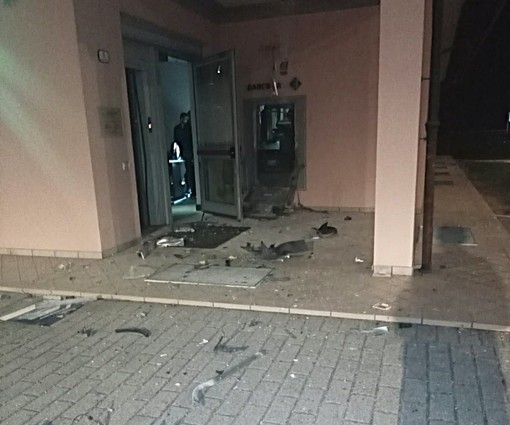 Il bancomat assaltato Il bancomat assaltato