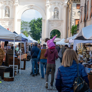 Cherasco si prepara a riaccendere la magia del vintage: in arrivo il Mercato dell'Antiquariato e del Collezionismo Cherasco si prepara a riaccendere la magia del vintage: in arrivo il Mercato dell'Antiquariato e del Collezionismo