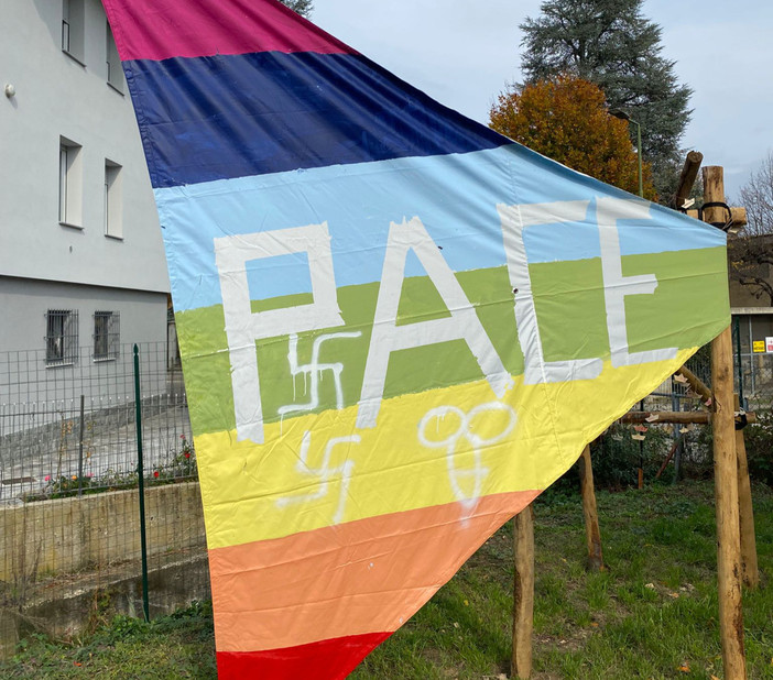 Vandalizzata la bandiera della pace in parrocchia Santa Margherita Vandalizzata la bandiera della pace in parrocchia Santa Margherita