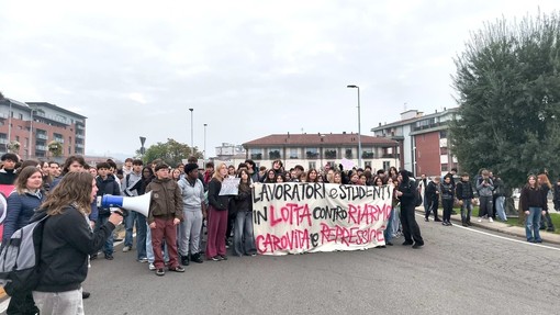 Il corteo che questa mattina ha attraversato le vie della città Il corteo che questa mattina ha attraversato le vie della città