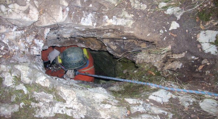 L'ingresso della grotta in un'immagine del portale Catasto Grotte Piemonte (https://catastogrotte-piemonte.net/)