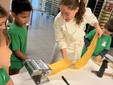 Alcuni momenti dell’istruttivo incontro alla scuola “Rodari” con i bambini intenti a seguire la singolare “lezione” di cucina. Alcuni momenti dell’istruttivo incontro alla scuola “Rodari” con i bambini intenti a seguire la singolare “lezione” di cucina.