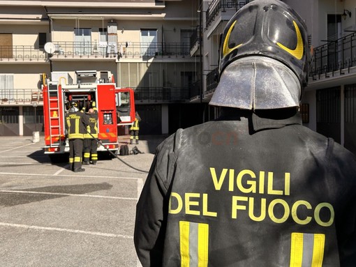 In fiamme furgoncino a Cuneo, incendio domato dai Vigili del Fuoco In fiamme furgoncino a Cuneo, incendio domato dai Vigili del Fuoco
