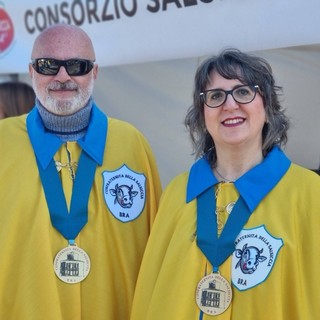 Nelle foto la Confraternita della Salsiccia di Bra alla fiera di Pasquetta