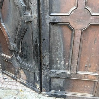 Il portone del Comando di via Moffa di Lisio rovinato dal fuoco Il portone del Comando di via Moffa di Lisio rovinato dal fuoco