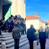 L'uscita del feretro dalla cattedrale