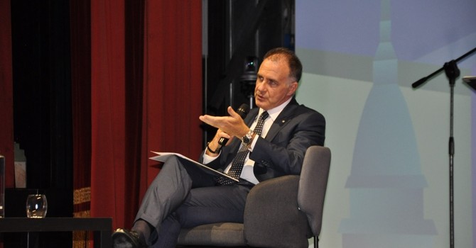 Il presidente nazionale di Confindustria Emanuele Orsini sul palco del Teatro Sociale di Alba Il presidente nazionale di Confindustria Emanuele Orsini sul palco del Teatro Sociale di Alba