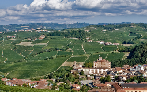 Una veduta di Barolo col suo castello