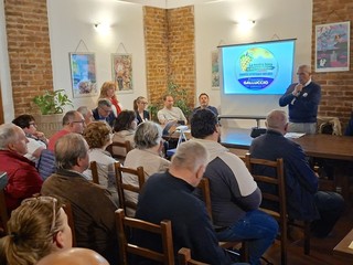Nelle foto alcuni momenti della serata di presentazione tenuta all'agriturismo Gallina