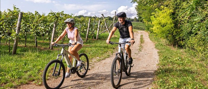 AltraVia, il 3 maggio escursione in e-bike tra le colline di Langa: da Alba a Lequio Berria