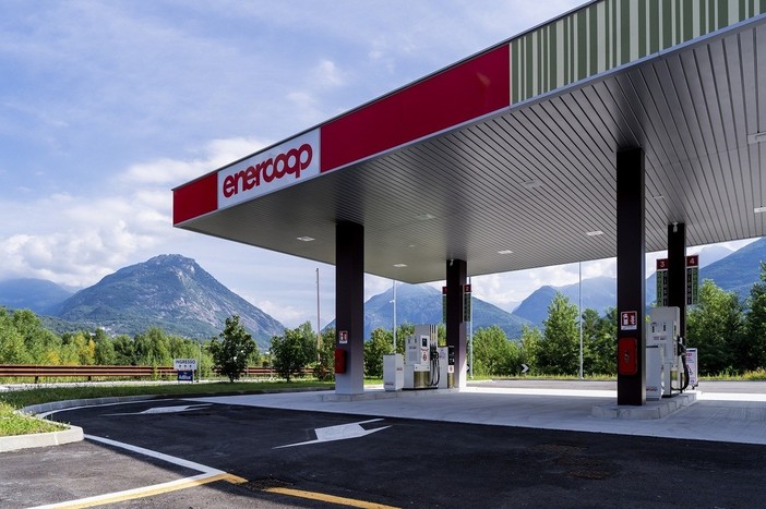 Caro carburanti, Nova Coop allinea i prezzi Enercoop a 1,99 euro per la benzina e 2,19 euro per il gasolio Caro carburanti, Nova Coop allinea i prezzi Enercoop a 1,99 euro per la benzina e 2,19 euro per il gasolio