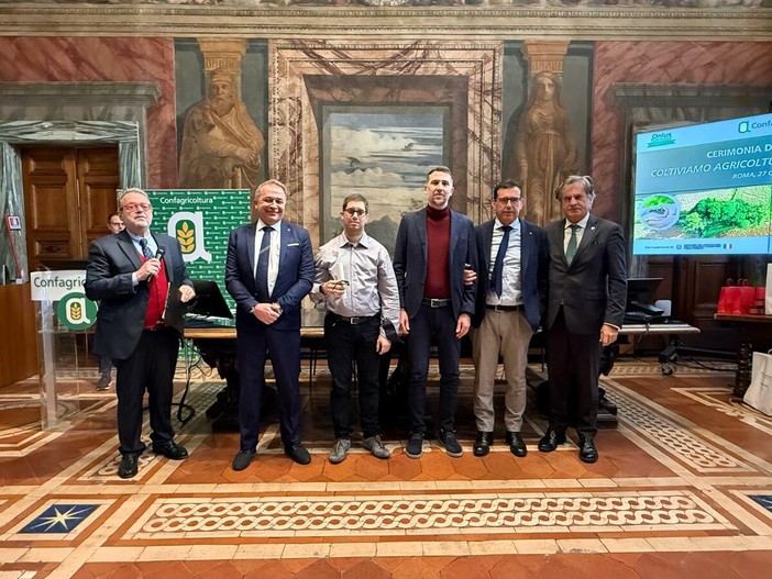 La consegna del premio. Da sinistra: il giornalista Marco Frittella, l’assessore regionale all’Agricoltura Paolo Bongioanni, Mattia Bianco e Marco Villano di 8pari, Roberto Abellonio di Cascina Piccaluga e il direttore generale di Confagricoltura Roberto Caponi La consegna del premio. Da sinistra: il giornalista Marco Frittella, l’assessore regionale all’Agricoltura Paolo Bongioanni, Mattia Bianco e Marco Villano di 8pari, Roberto Abellonio di Cascina Piccaluga e il direttore generale di Confagricoltura Roberto Caponi