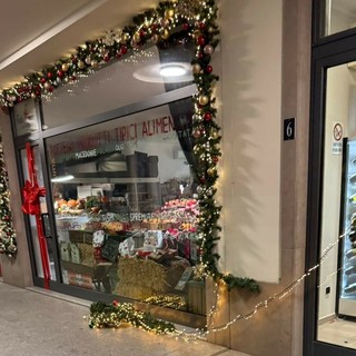 La vetrina vandalizzata La vetrina vandalizzata