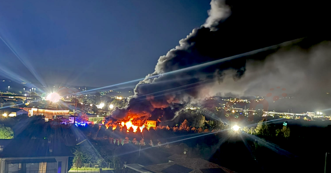 Alcune immagini dell'incendio sviluppatosi nella zona prossima al Parco Tanaro
