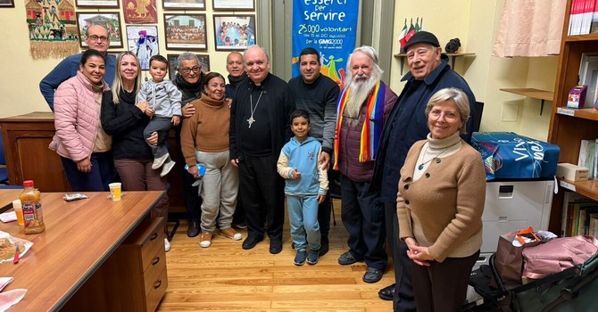 Il vescovo Marco Brunetti e Don Gino Chiesa (al centro della foto) con alcuni amici del comune brasiliano Teofilo Otoni Il vescovo Marco Brunetti e Don Gino Chiesa (al centro della foto) con alcuni amici del comune brasiliano Teofilo Otoni