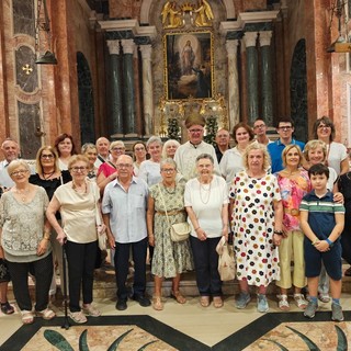 In foto monsignor Derio Olivero tra i fedeli del Santuario In foto monsignor Derio Olivero tra i fedeli del Santuario