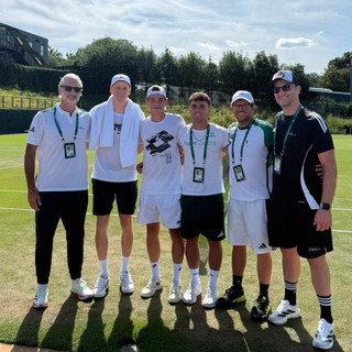 TENNIS / Allenamento con Sinner sull’erba di Wimbledon per il talento di Caramagna Simone Massellani [VIDEO]