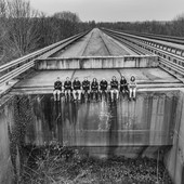 Una foto inedita del 2019: la giunta regionale seduta sull’autostrada Asti-Cuneo che finiva nel vuoto - crediti fotografia Lavezzo Studios / Carpediem