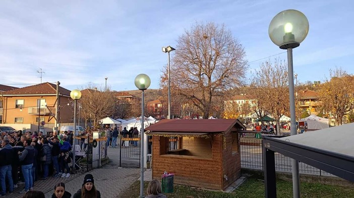 Mercatini di Natale a Cinzano, successo per la 5ª edizione: sole e tanta partecipazione Mercatini di Natale a Cinzano, successo per la 5ª edizione: sole e tanta partecipazione
