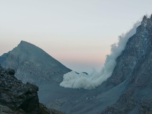 Paura sul Monviso per una vasta frana verificatasi nei pressi del rifugio Quintino Sella. Ricerche in corso per un escursionista Paura sul Monviso per una vasta frana verificatasi nei pressi del rifugio Quintino Sella. Ricerche in corso per un escursionista