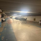 Auto in sosta nel parcheggio di piazza Boves