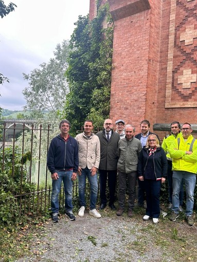 Foto di gruppo durante la consegna del primo lotto dei lavori relativi al ponte di Pollenzo