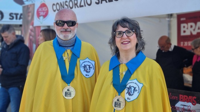 Nelle foto la Confraternita della Salsiccia di Bra alla fiera di Pasquetta
