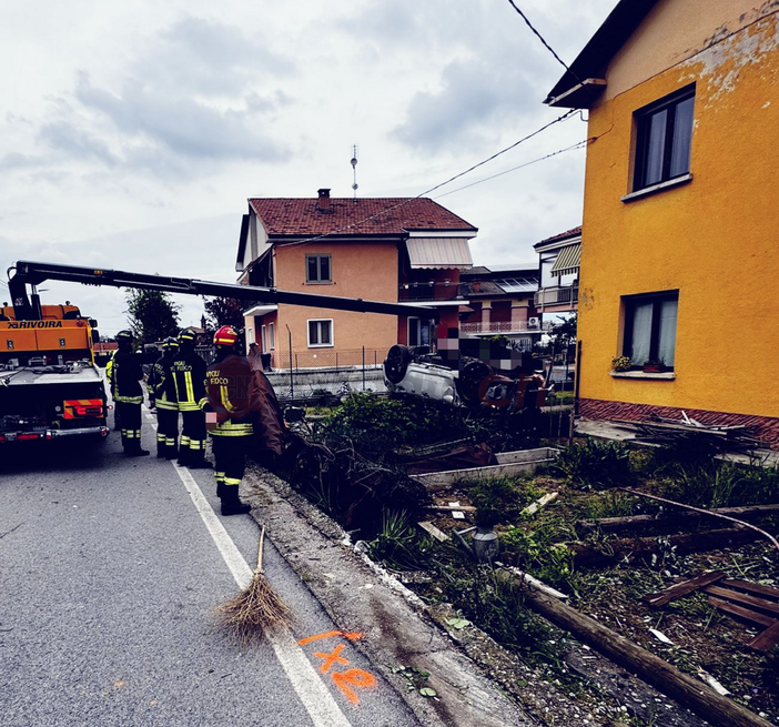 Le operazioni di recupero del mezzo incidentato