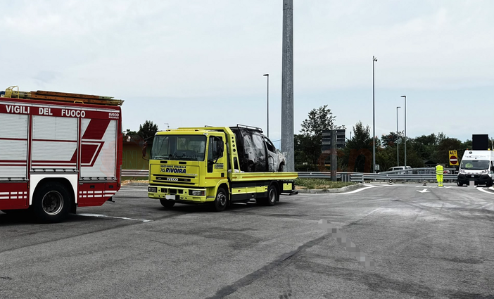 Ancora un mezzo a fuoco sull’autostrada Torino-Savona [FOTO]