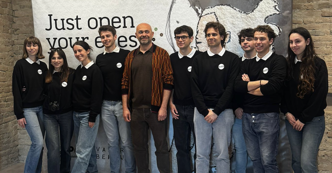 Il gruppo di Wild Life Protection con l'artista Valerio Berruti