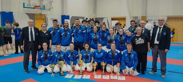 La delegazione italiana. Primo da destra, tra gli inginocchiati, il giovane karateca cuneese