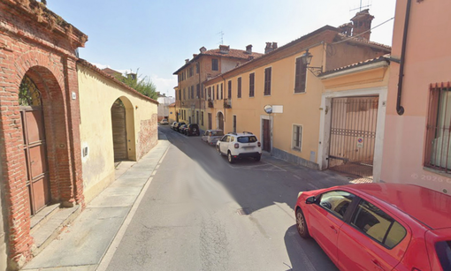 Bra, si interviene per sistemare i marciapiedi e il porfido di via Barbacana