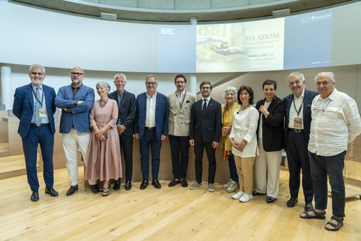 Oggi a Milano la presentazione dell'edizione 2026. Nello scatto di gruppo, da sinistra: Mariano Rabino, Guido Guerzoni, Caterina Pasini, Stefano Mosca, Marco Gallo, Axel Iberti, Alberto Gatto, Magda Antonioli, Cristina Bergonzo, Francesca Romana Barberini, Giovanni Minetti e Antonio Degiacomi Oggi a Milano la presentazione dell'edizione 2026. Nello scatto di gruppo, da sinistra: Mariano Rabino, Guido Guerzoni, Caterina Pasini, Stefano Mosca, Marco Gallo, Axel Iberti, Alberto Gatto, Magda Antonioli, Cristina Bergonzo, Francesca Romana Barberini, Giovanni Minetti e Antonio Degiacomi